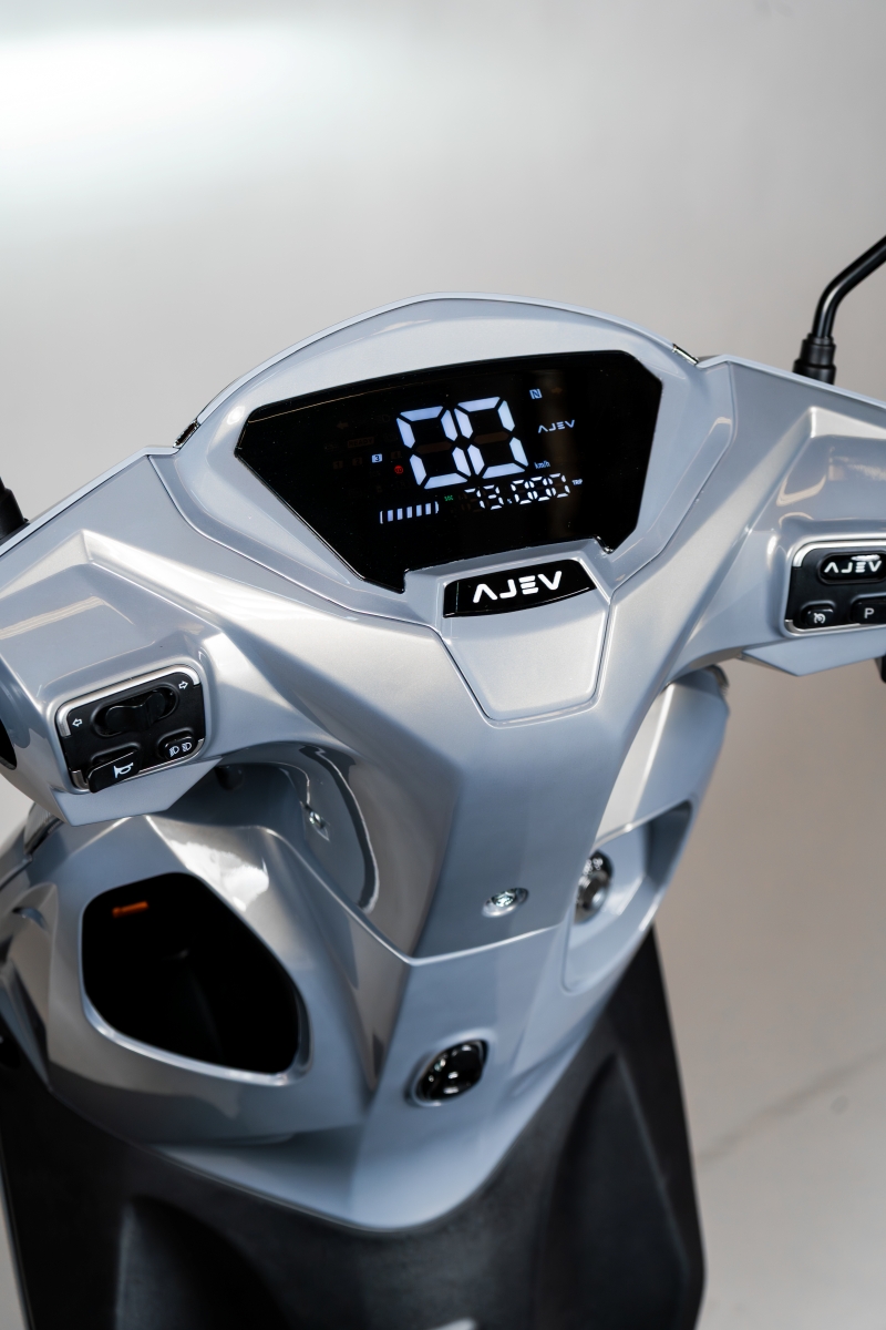 Beats handlebar controls and cockpit