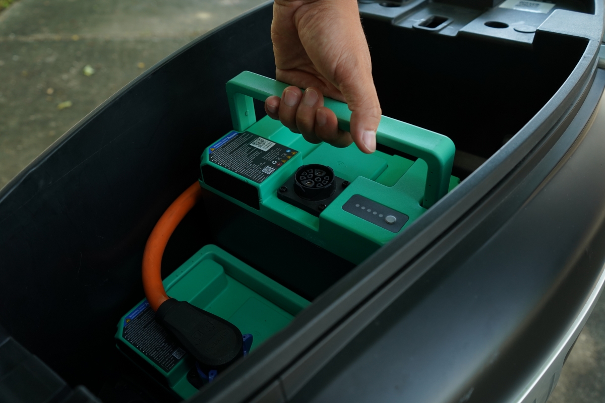Removing a Goddess battery using the handle