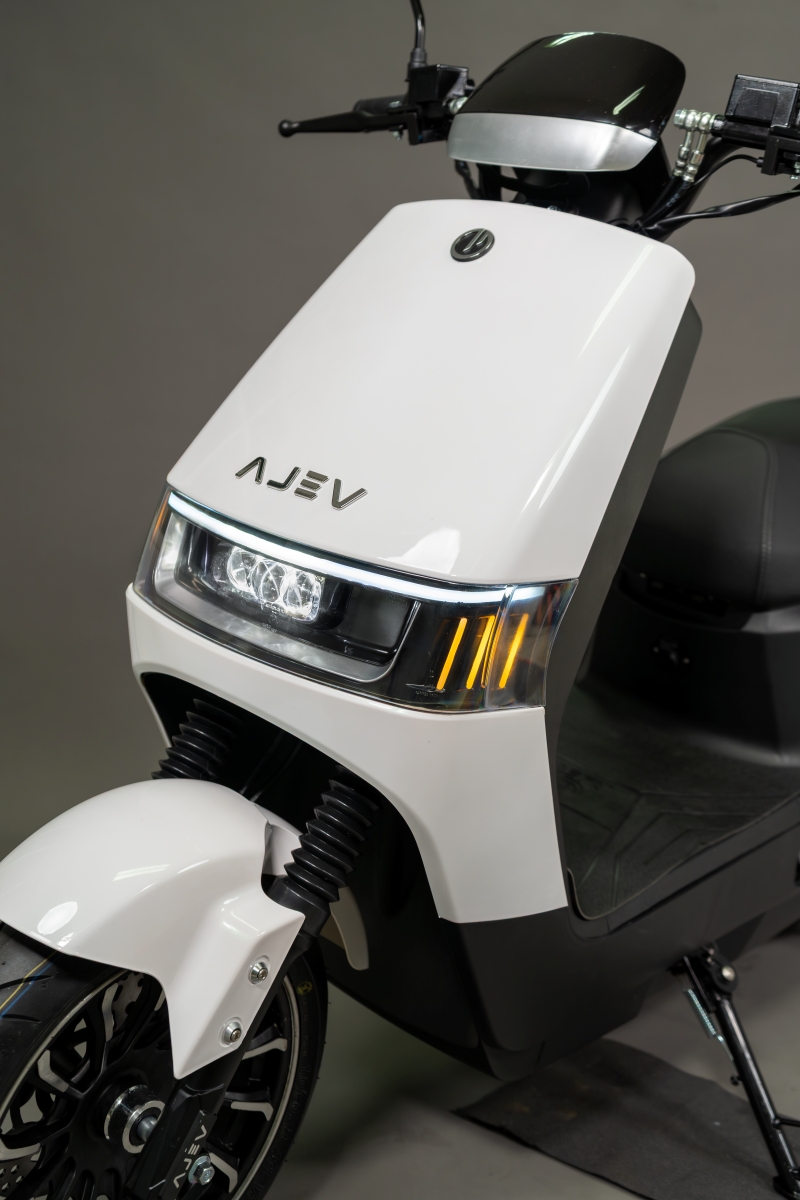 White Taurus front bodywork and lights