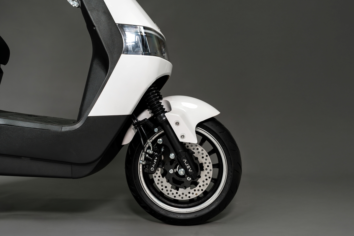 White Taurus front wheel and disc brake